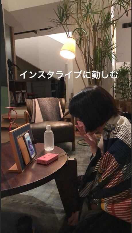 インスタライブに勤しむ画像